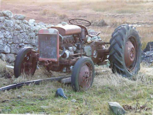 Старый трактор, но всё ещё на службе (фото)