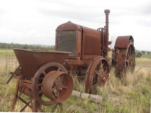 Старый Трактор и такая же дробилка (фото)
