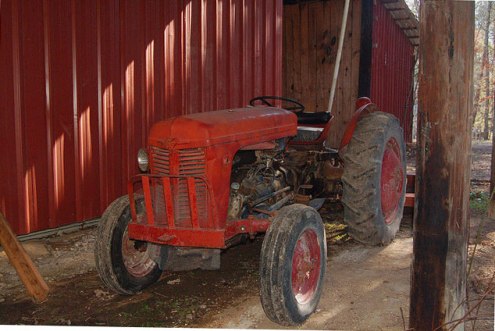 Трактор в сарае (фото)